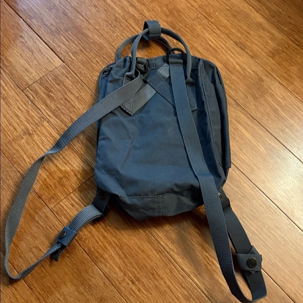 FjallRaven Kanken Classic Backpack - Dark Blue/gray / zip closure